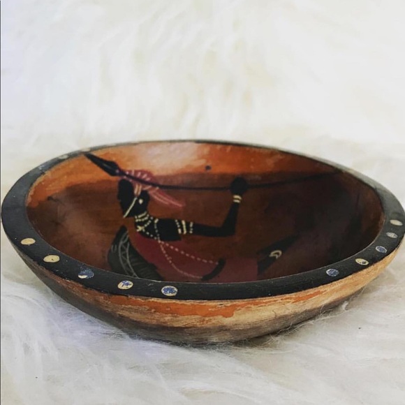 Handcrafted African wood art bowl - Picture 3 of 9